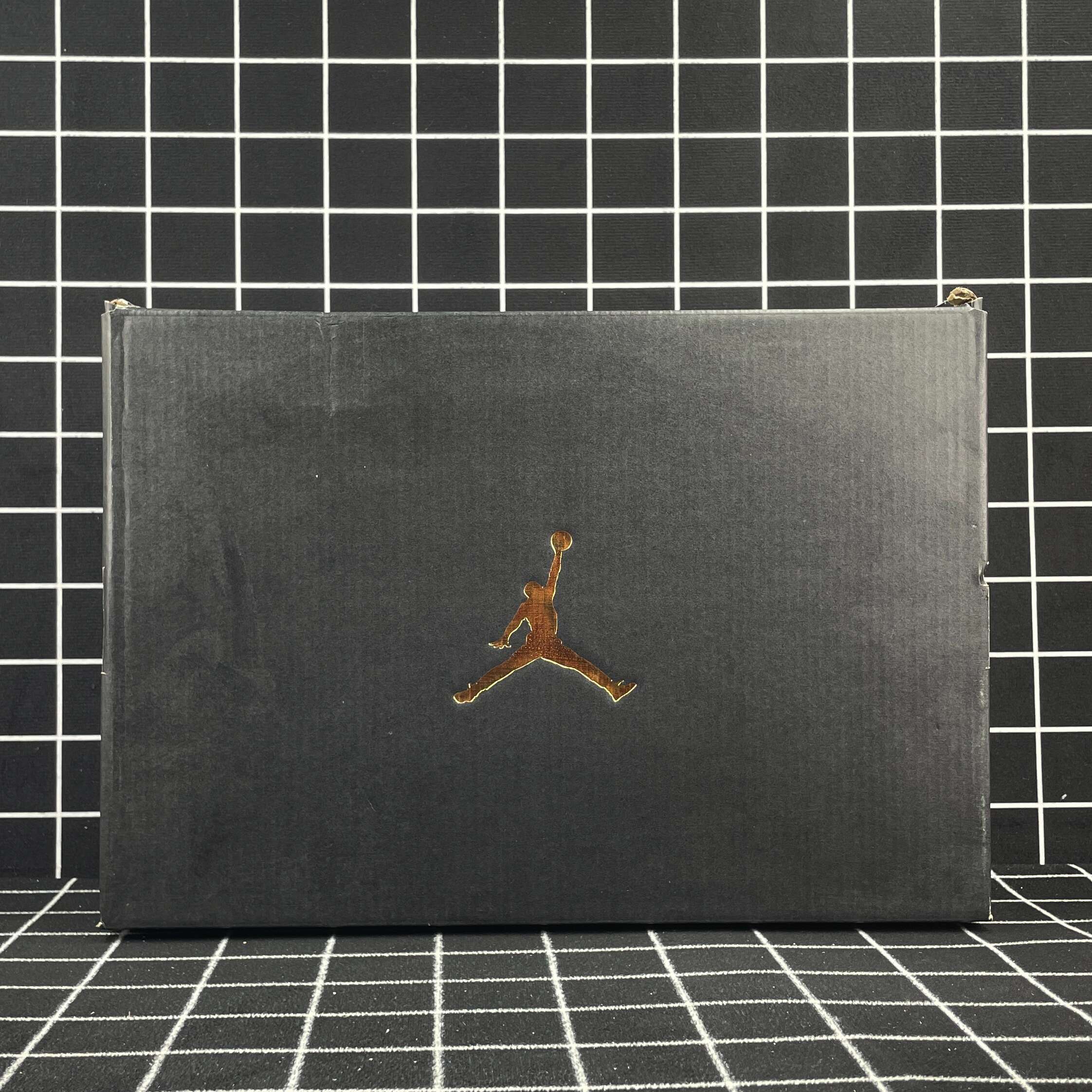 Air Jordan 1 Mid Chicago Black Toe