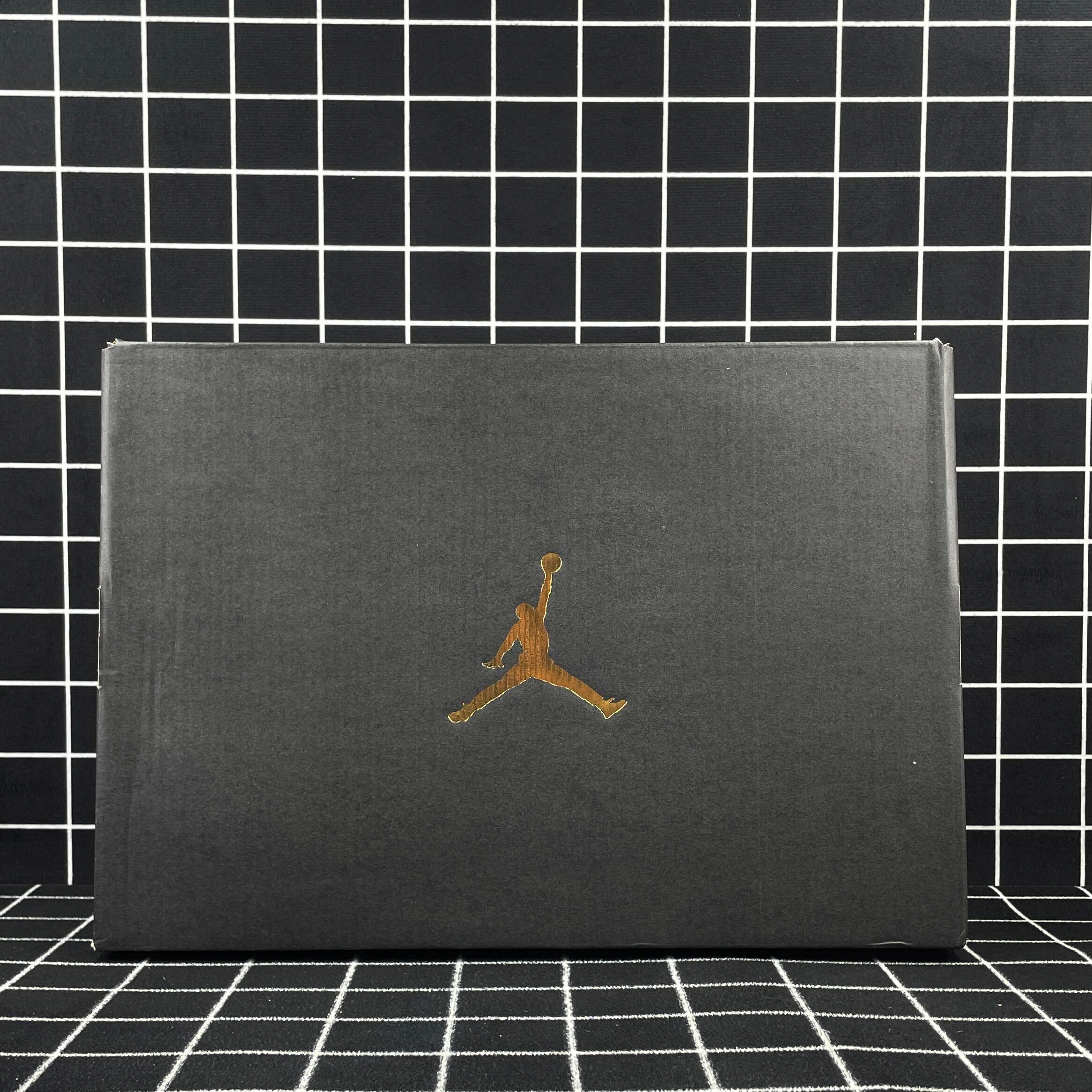 Jordan 1 Mid SE Royal Black Toe Replica