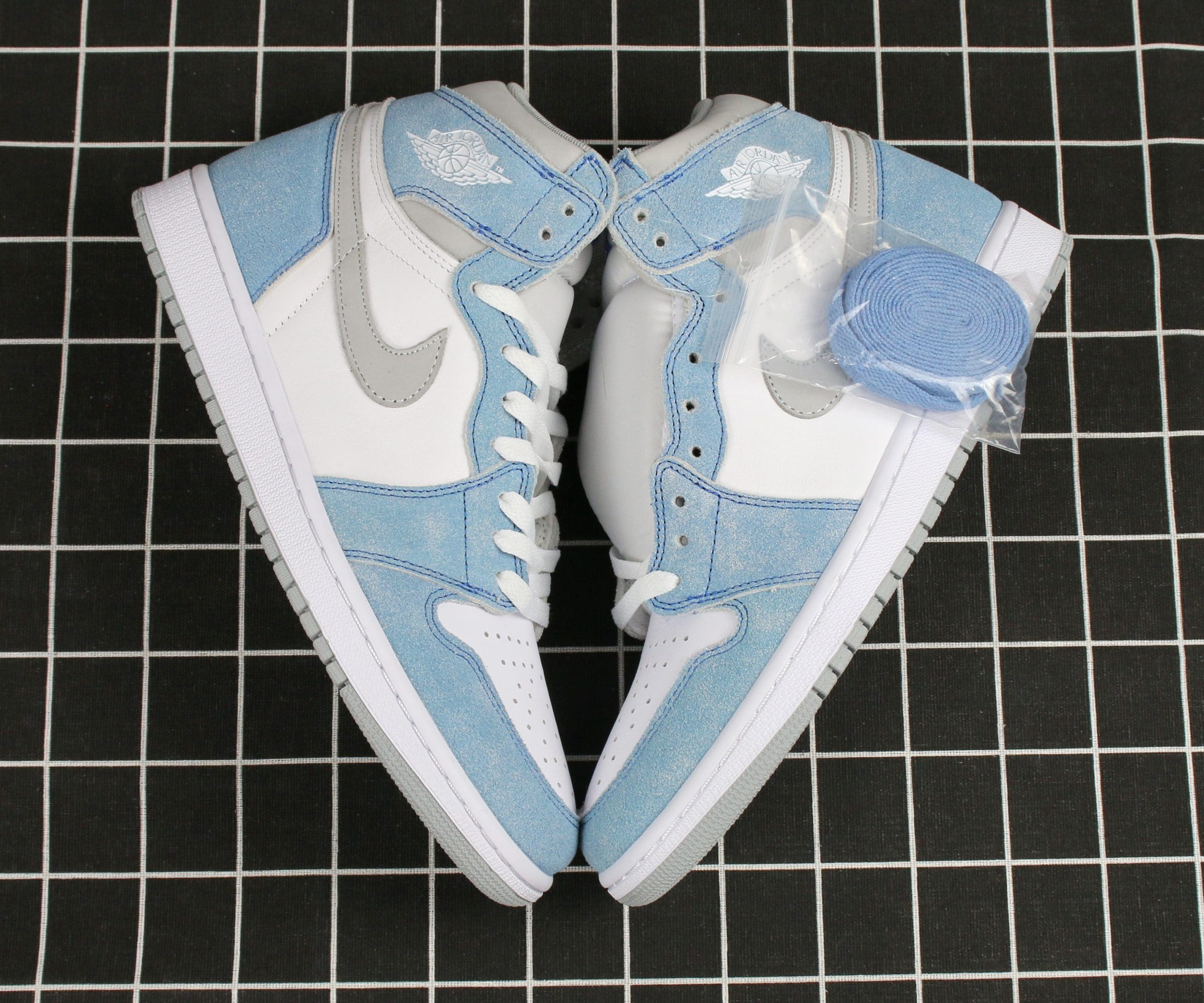 Air Jordan 1 Retro High OG Hyper Royal Replica