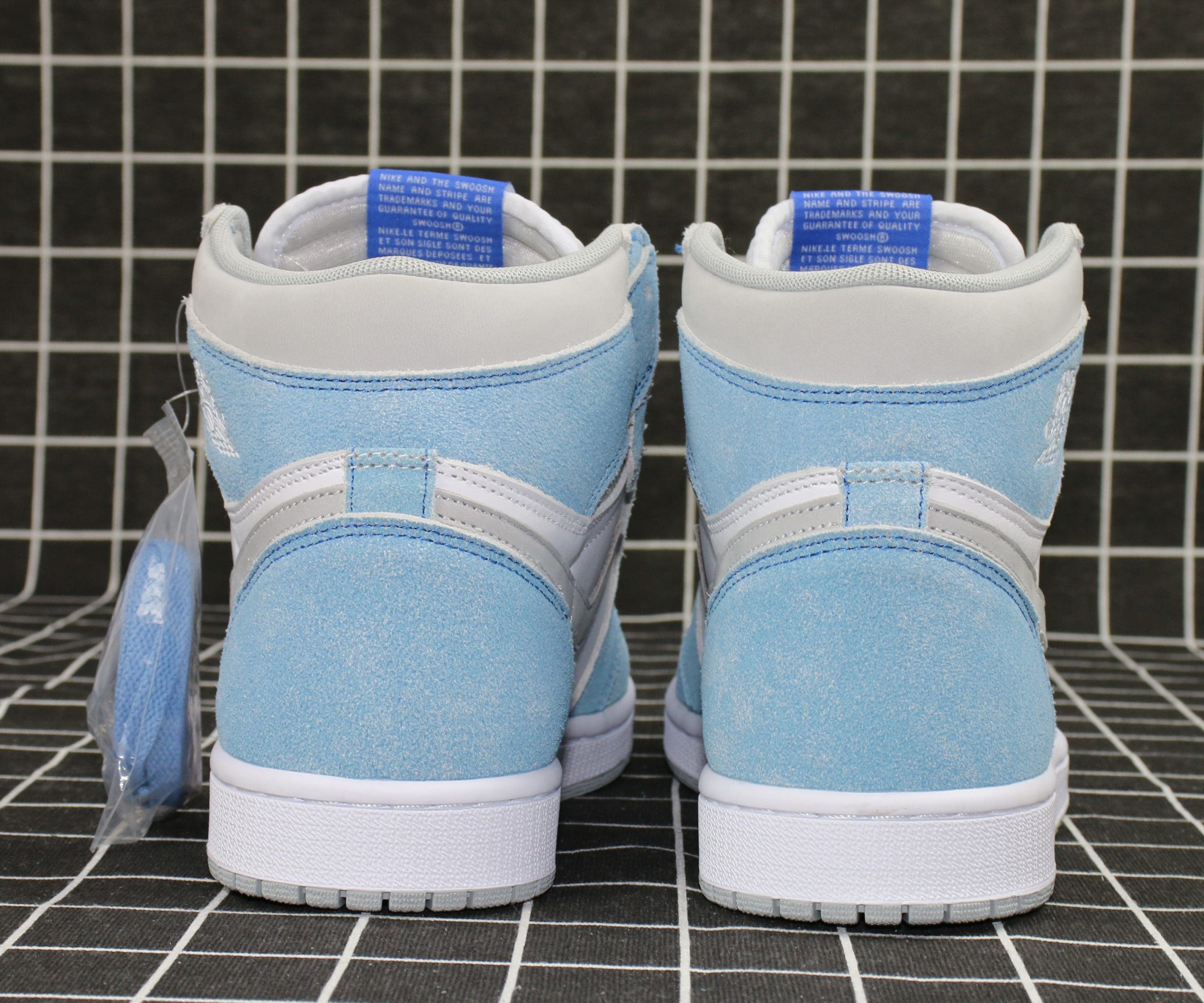 Air Jordan 1 Retro High OG Hyper Royal Replica